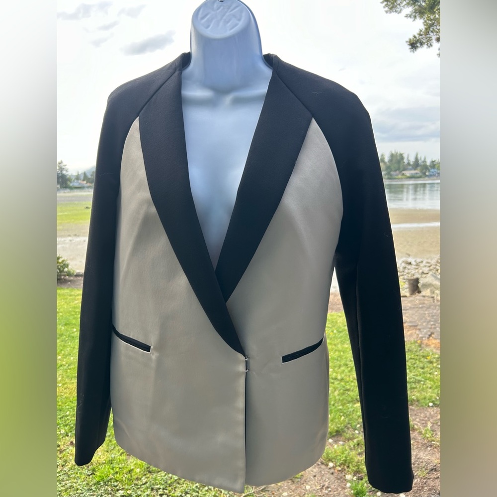 81.PHILLIP LIM Beige Tuxedo Jacket with Contrast Black Collar & Sleeves
Size:8